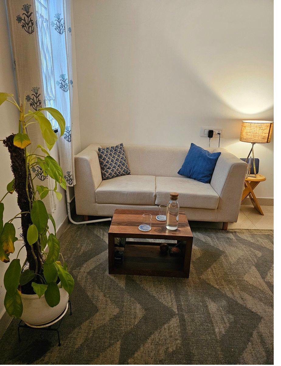 Studio Amhi — therapy room with sofa and lamp