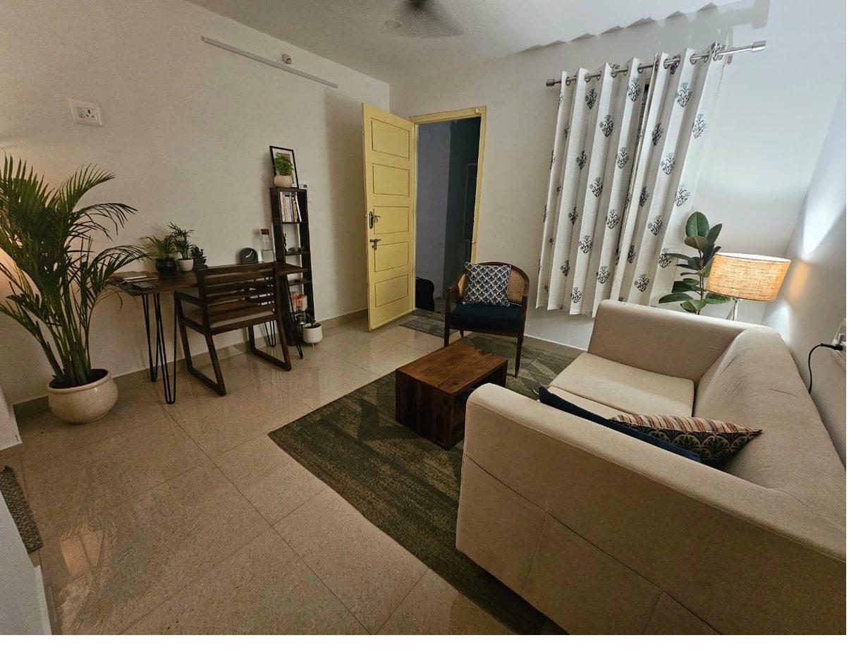 Studio Amhi — full room view with yellow door